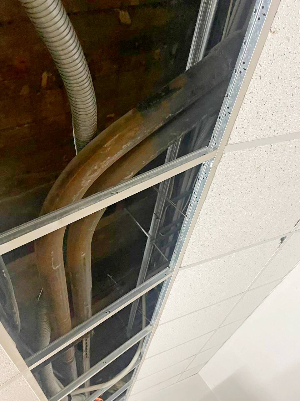 Прокладка силовых кабелей под подвесным потолком внутри здания;